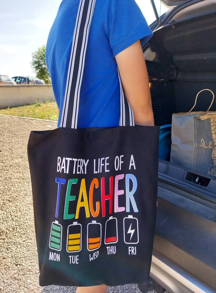 un tote bag pour le maître - 2025 tote-bag, cadeau-maître, cricut, creative-fabrica, sac, couture